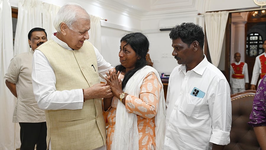 <div class="paragraphs"><p>Dhanuja Kumari with Governor Arif Mohammed Khan at Raj Bhavan in Thiruvananthapuram on Thursday. Her husband Satheesh is also seen with her.</p></div>